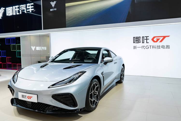 重庆116哪吒汽车在智能汽车领域的表现，领途汽车在新能源汽车市场中的影响力